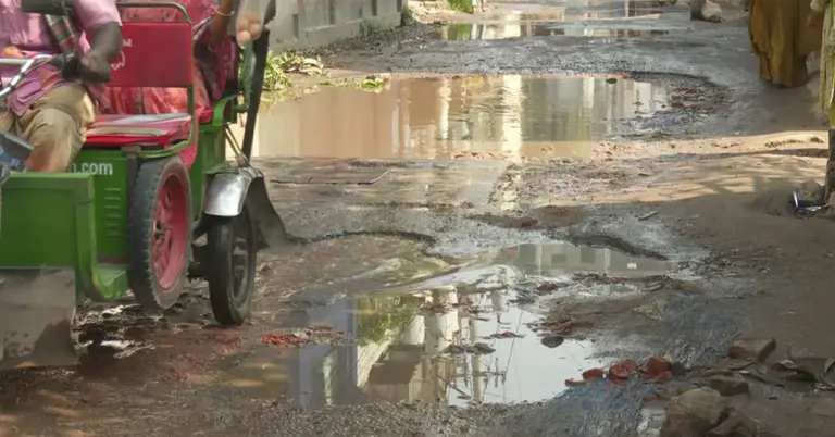 নরসিংদীর ভাঙা রাস্তা দিয়ে সিএনজি যাচ্ছে